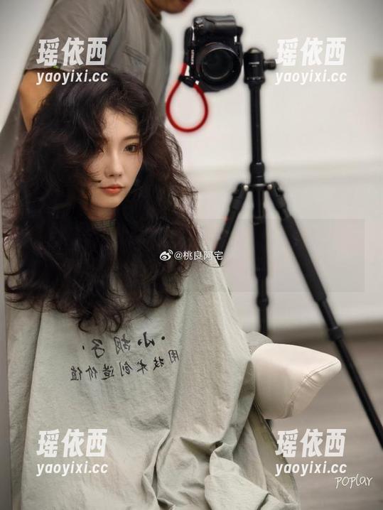 桃良阿宅的冰淇淋梦幻之旅，cos分享让你感受清凉与甜蜜的双重冲击！