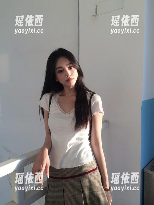 梦丝女神 - 遇见香萱办公室写真作品集，领略创意与艺术的独特资源！