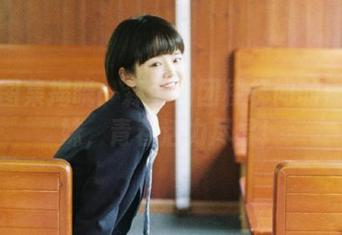 最新图集揭晓：森萝财团楼梯间的黑丝小妹，青春活力尽显！