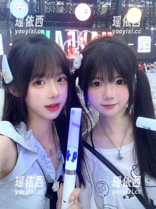 模范学院-Milk楚楚 模范学院 - 亲密接触Milk楚楚的高清写真:柔软棉袜散发青春气息