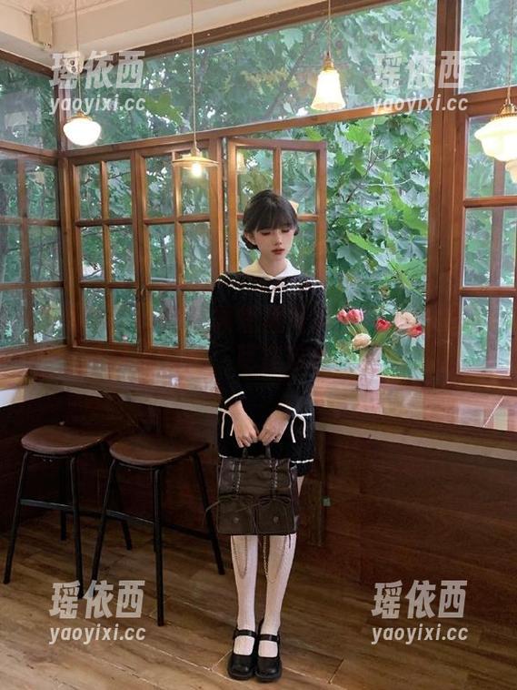 模范学院 - 何嘉颖短裙写真：用心记录每一个优雅瞬间，尽在这组独特图集！