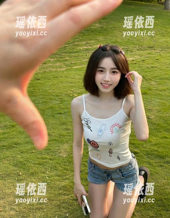 模范学院 - 高清分享：跟随胡润曦探秘泳池，感受清凉与优雅的完美结合