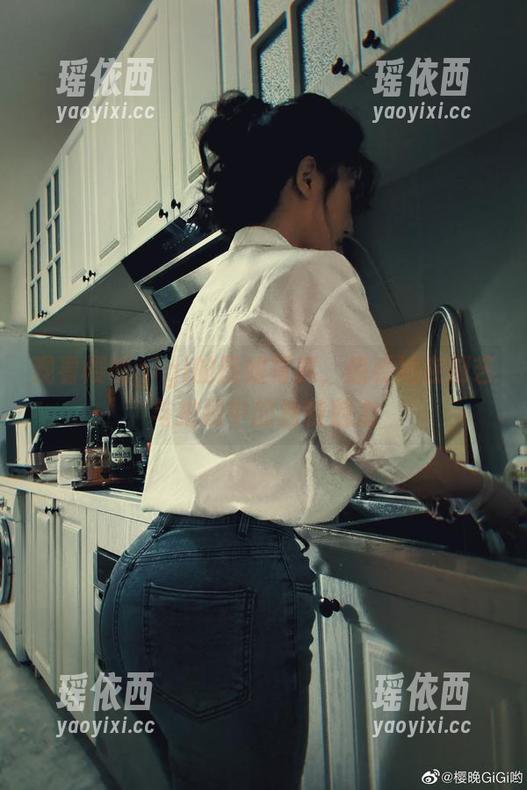 樱晚gigi 观看樱晚gigi的厨娘写真,感受她在厨艺与拍摄中的独特魅力