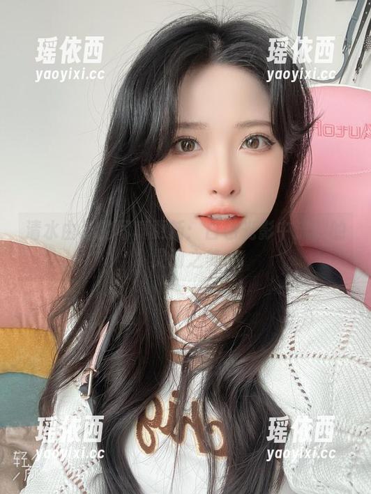 清水由乃的写真更新：白色光影中流露的灵动之美