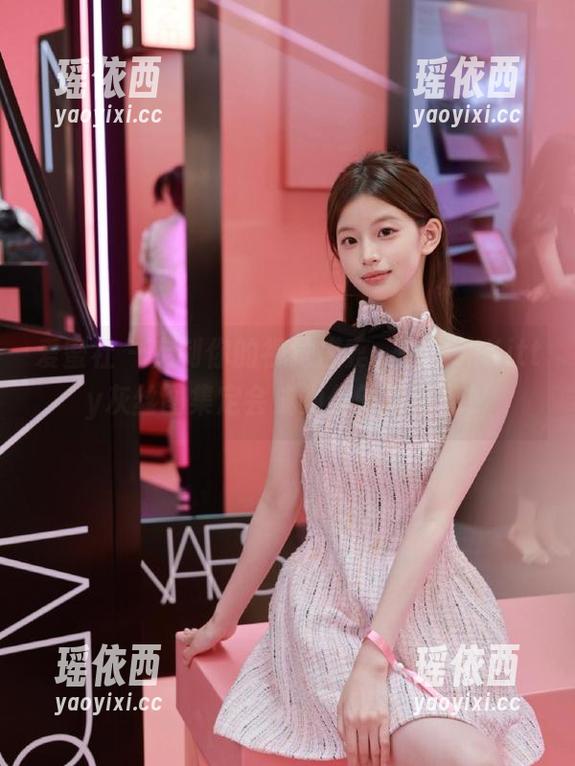 爱蜜社 - 定制你的视觉盛宴，赵小米Kitty灰丝图集定会成为你的新宠儿！