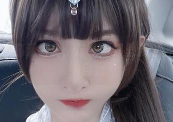 王羽杉高清写真：抹胸浴缸里流露出的真实自我