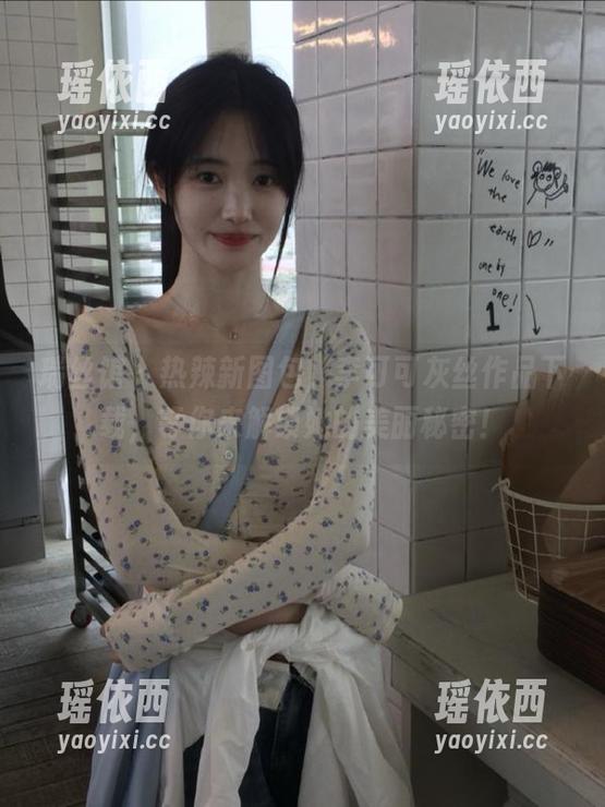 瑞丝馆 - 热辣新图包，李可可灰丝作品下载，等你来解锁她的美丽秘密！