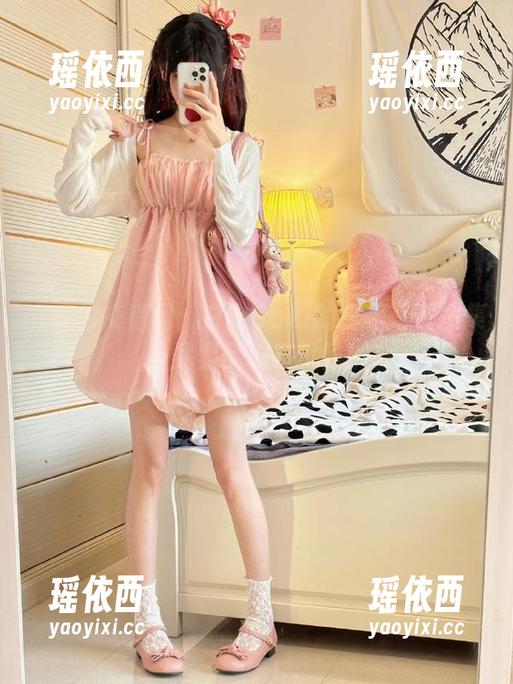 在光影交错间：白金Saki的白裙写真图集，尽显梦幻与优雅！