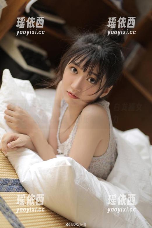 微密圈 - 吸引眼球的高清写真，白龙猫女空姐2.0展示加长黑丝魅力
