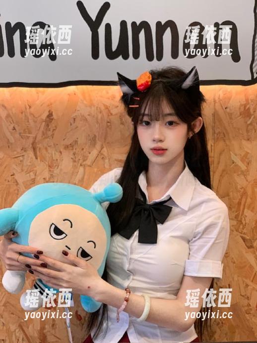 秀人网 - 当Elise谭晓彤遇上浴缸：精选写真捕捉到的水中迷人瞬间！