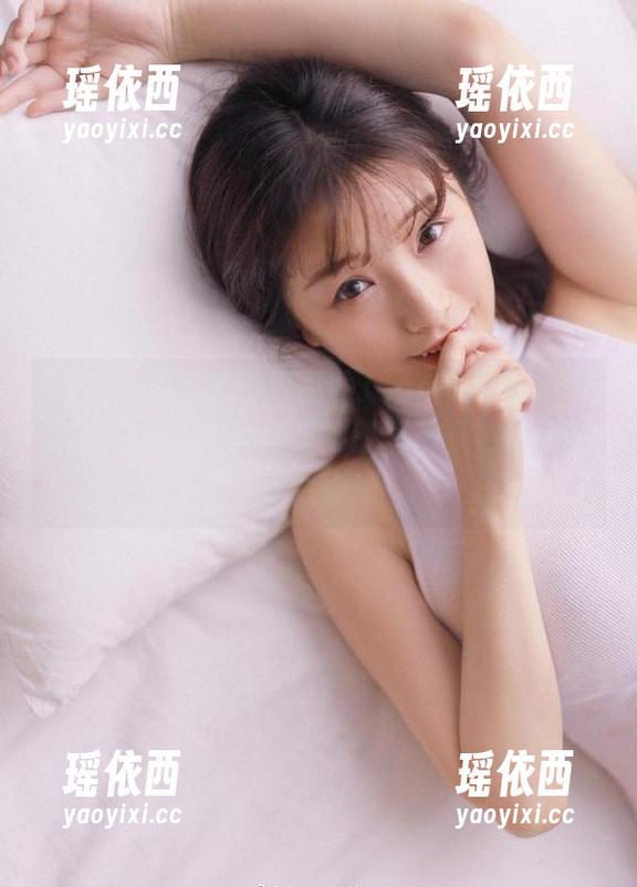 秀人网 - 私房写真里的Jennifer小若：丝袜演绎的经典之美，感受视觉与心灵的双重碰撞