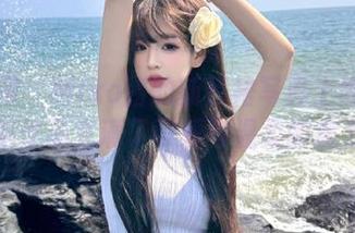 秀人网 – Miko酱的新红裙写真上线啦！这组作品充满了可爱与温柔的魔力。