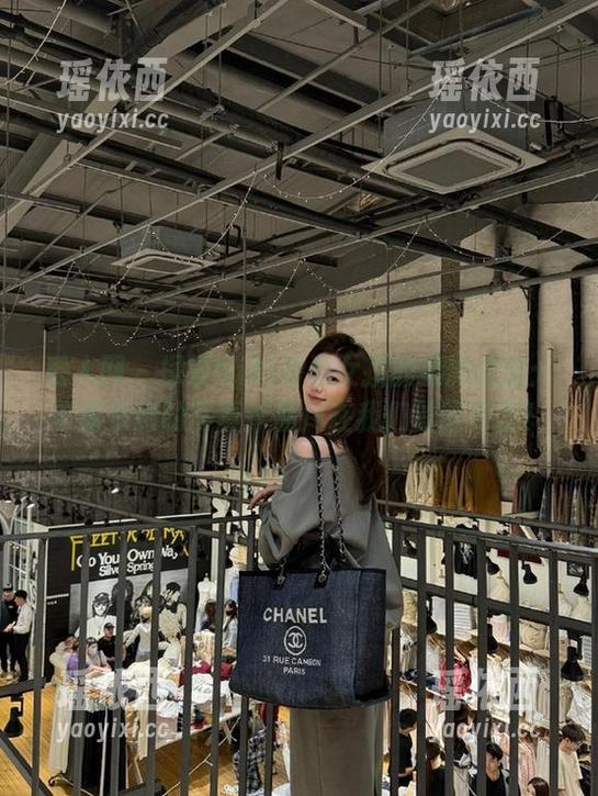秀人网 - 探索Niki可雅女孩的摄影之旅：丰富多彩的写真作品尽在我们的图库里！