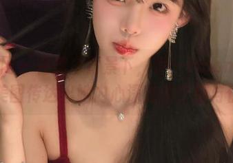 秀人网 – 在纯白背景下，伊一Moon的私拍美图传达出她内心深处的宁静与优雅