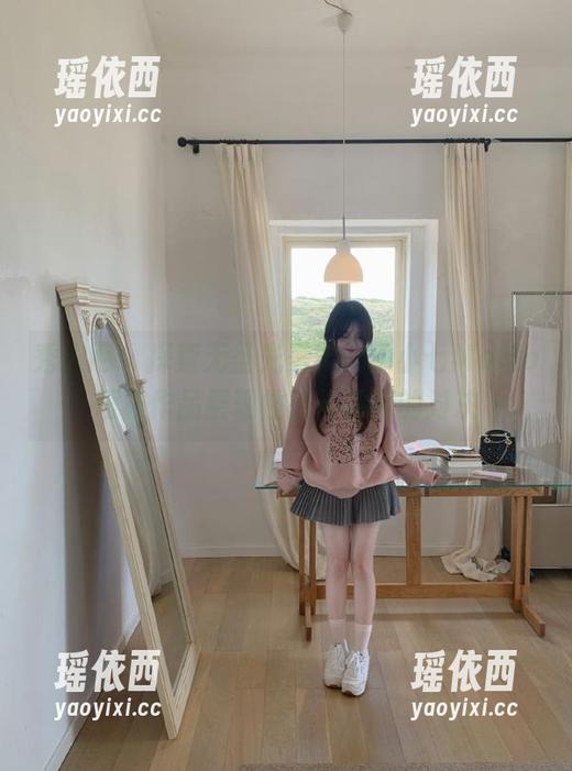 秀人网 - 探索无圣光美学，伊小七MoMo短裙作品展现性感与清新的对决