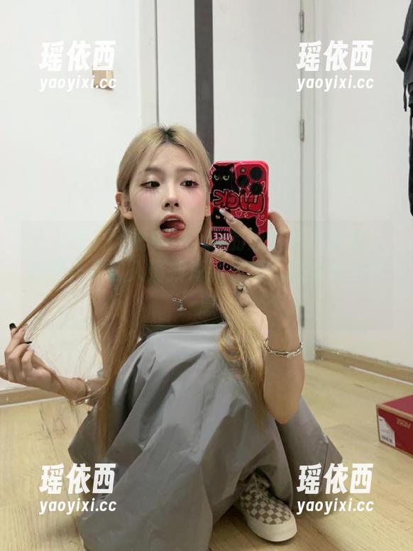 秀人网 - 大橘BBKira的泳衣写真探索：原图作品融入清新海滩元素，感受夏日气息
