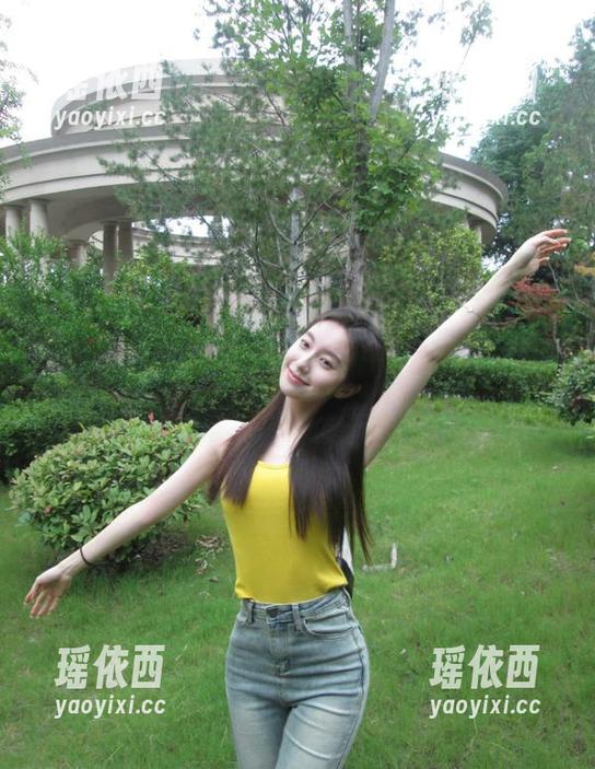 秀人网 - 大琪琪Emily的牛仔裤作品集大评测：原图中的细节让人忍不住想吐槽！