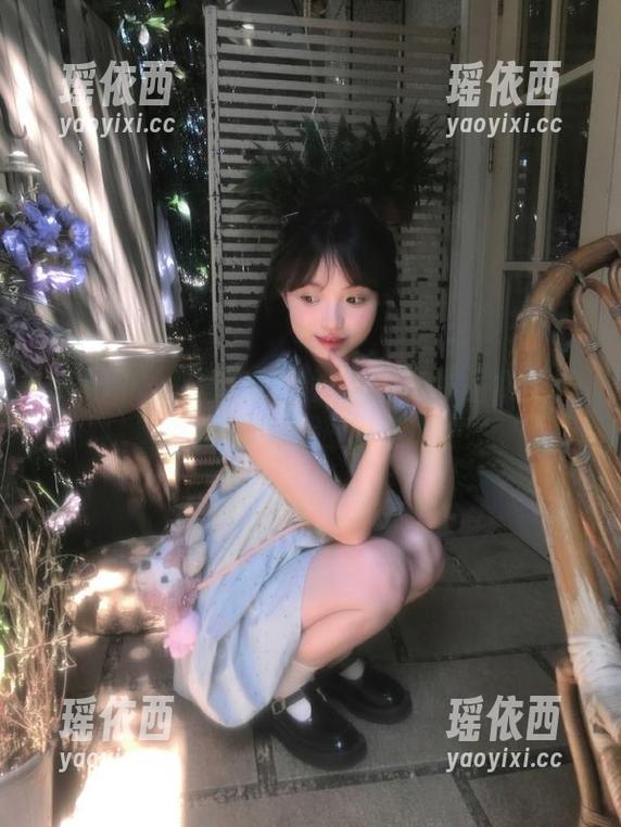 秀人网 - 悠悠YOYO短裙写真作品集：海量资源带你走进时尚的世界