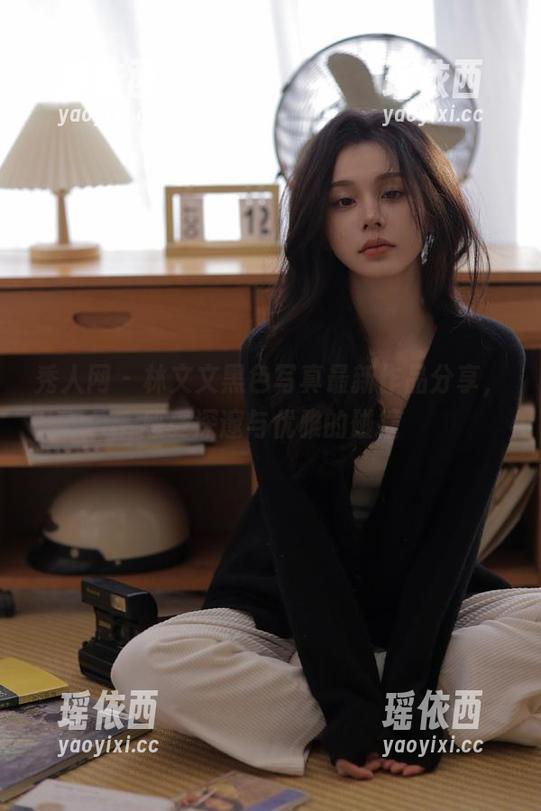 秀人网 - 林文文黑色写真最新作品分享，感受深邃与优雅的碰撞