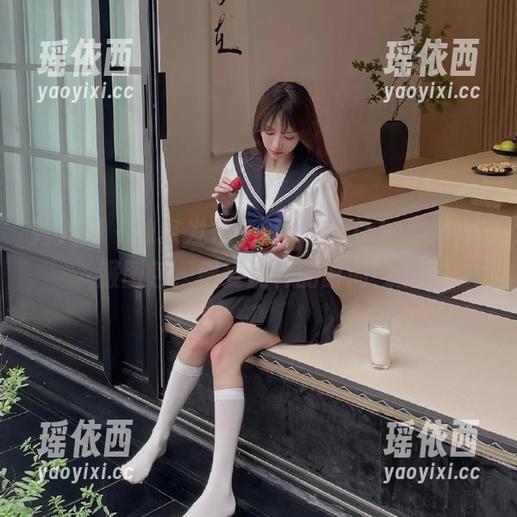 秀人网 - 独家发布：田小燕Vicky全套制服图包，感受别样的时尚气息