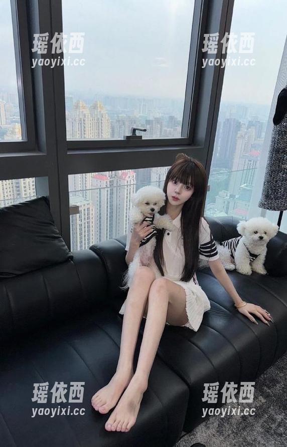 秀人网 - 走进白兔西希的全套美腿写真，感受那个夏天的阳光与图片魅力！