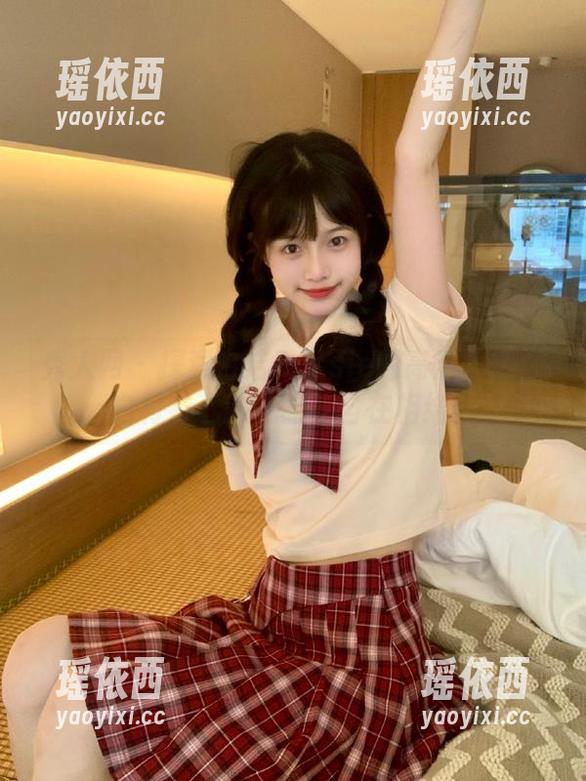 秀人网 - 探索白洁Bessie的高清图集：白衬衫下的优雅与自在相结合