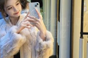 秀人网 – 艾小青白衬衫原图：每一瞬间都是青春的回忆