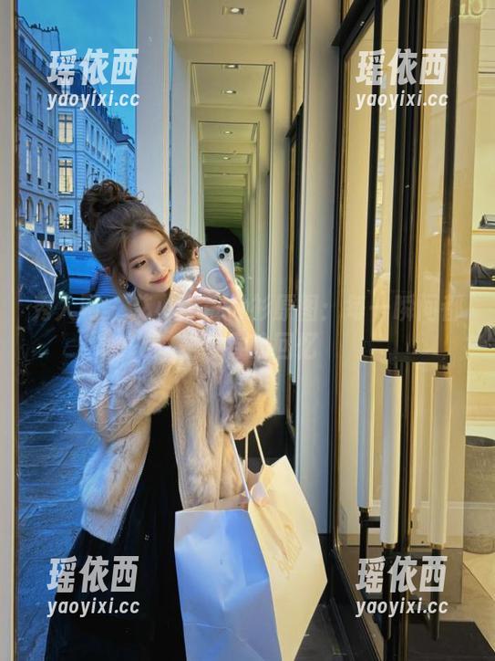 秀人网 - 艾小青白衬衫原图：每一瞬间都是青春的回忆