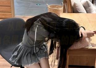 秀人网 – 从原图到图包，菲菲吃不胖的美脚为你展示无与伦比的时尚魅力！