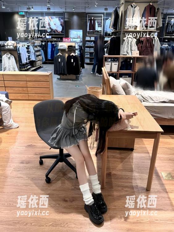 秀人网-菲菲吃不胖 秀人网 - 从原图到图包,菲菲吃不胖的美脚为你展示无与伦比的时尚魅力!