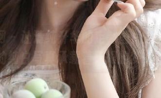 秀人网 – 让清纯升华的定制图片，萝莉悠悠酱的纯白写真承载着无限的梦幻与美丽