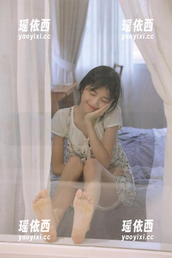 秀人网 - 邹晶晶女王黑色系列：原图与套图，时尚与搞笑的碰撞，笑到你肚子疼！