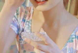 秀人网 – 雪瑞Lisa的红裙写真作品分享：每一张原图都散发无限魅力