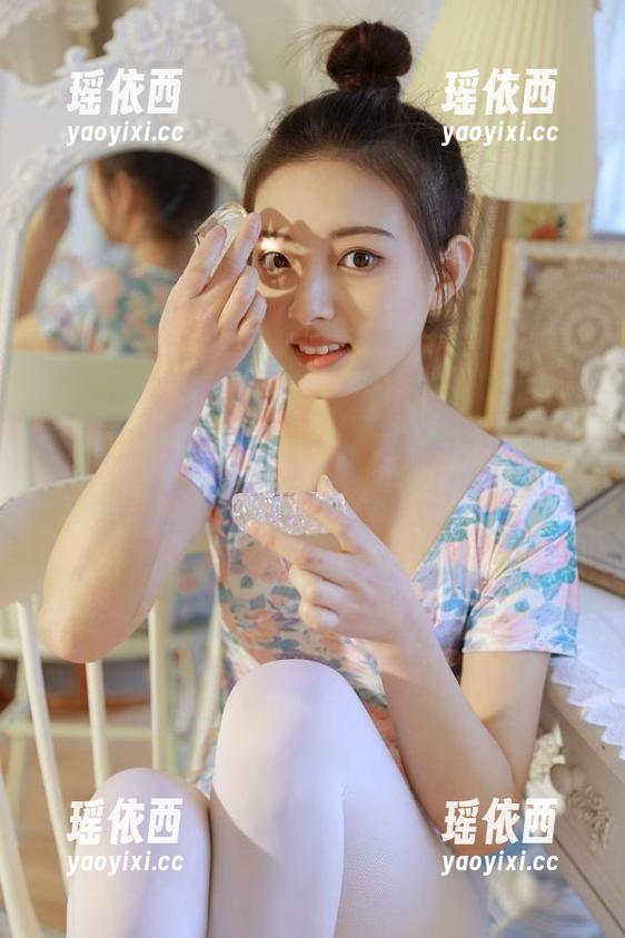 秀人网-雪瑞Lisa 秀人网 - 雪瑞Lisa的红裙写真作品分享:每一张原图都散发无限魅力