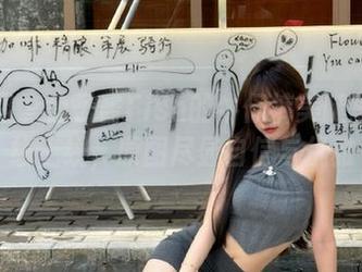 秀人网 – 鱼子酱Fish的牛仔裤美腿写真在线上线，原图尽显自信与优雅
