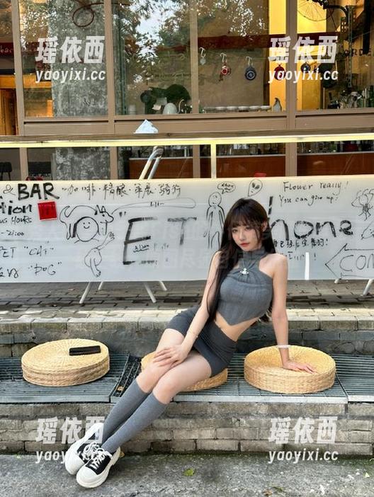 秀人网 - 鱼子酱Fish的牛仔裤美腿写真在线上线，原图尽显自信与优雅