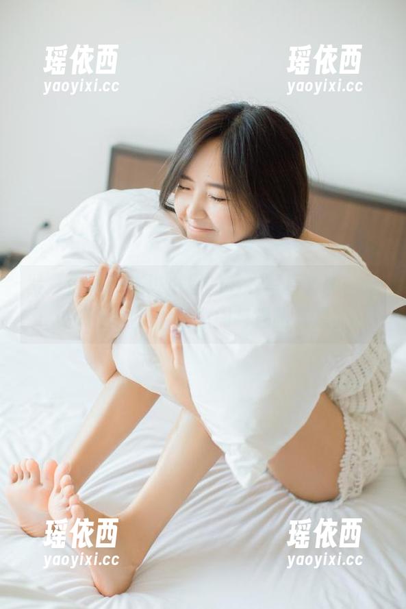 紧急企划 - 走进小恩的毛衣写真套图，体验冬日阳光下的悠闲与温暖气息。