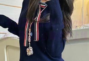 美媛馆 – 不怕路人瞩目！Angela小热巴最新吊带写真合集火热上线！