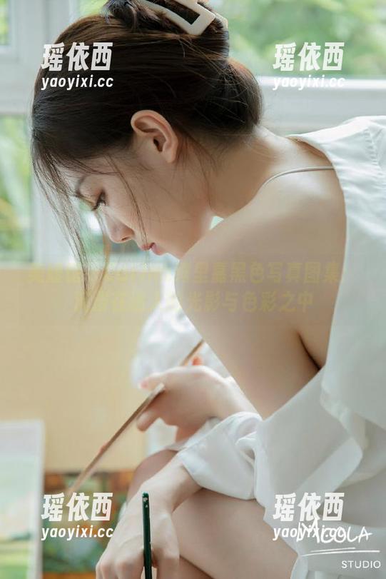美媛馆 - Carina绮里嘉黑色写真图集：沉浸在迷人的光影与色彩之中
