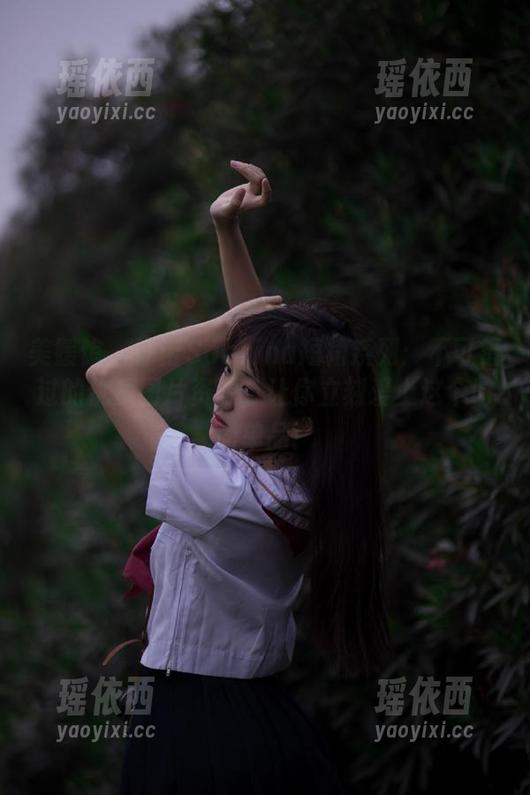 美媛馆 - 许诺Sabrina短裙系列：不可错过的优质图片资源，让你立刻爱上这个时尚单品！