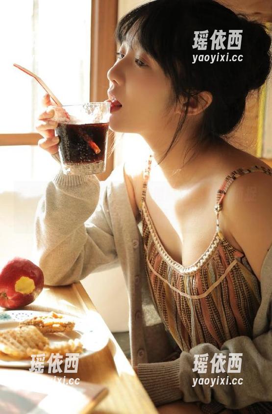 美媛馆 - 阿乖Kiddo学姐高清图册，捕捉四季变换中的美丽与优雅