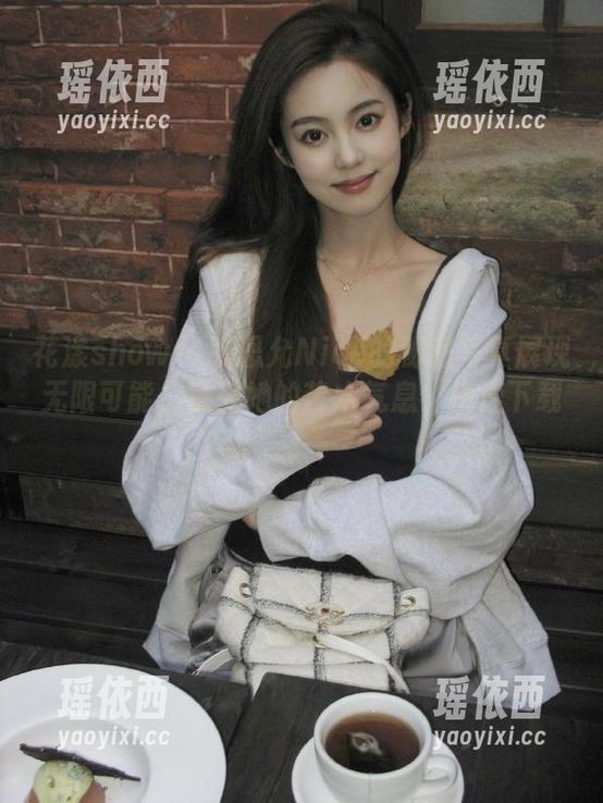 花漾show - 张思允Nice的秘密写真展现无限可能，感受她的艺术气息，快速下载！