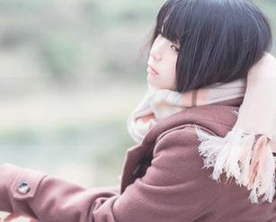 观看落落Raku于浴缸中展现的性感写真，挑战你对美的全新认知