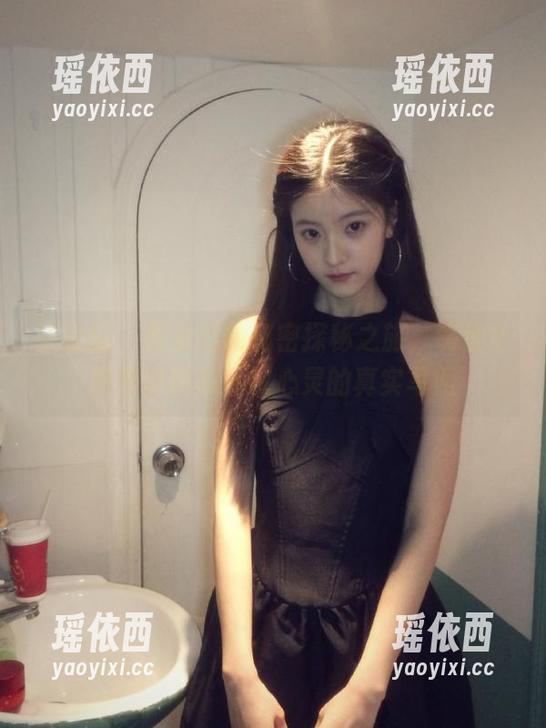 微密圈 - 教室里的秘密探秘之旅，葛征全新写真图集展现心灵的真实写照