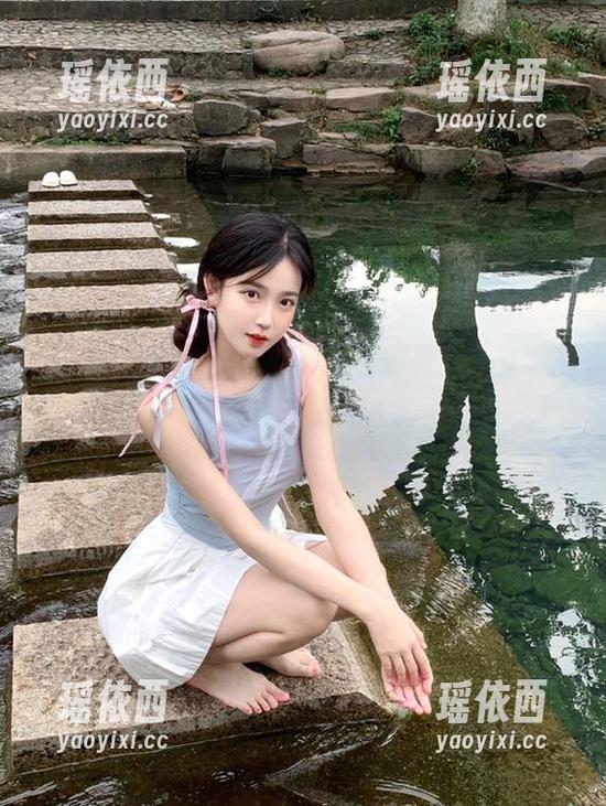 蜜桃社 - 温心怡制服写真，高清壁纸带你走进她的时尚世界！