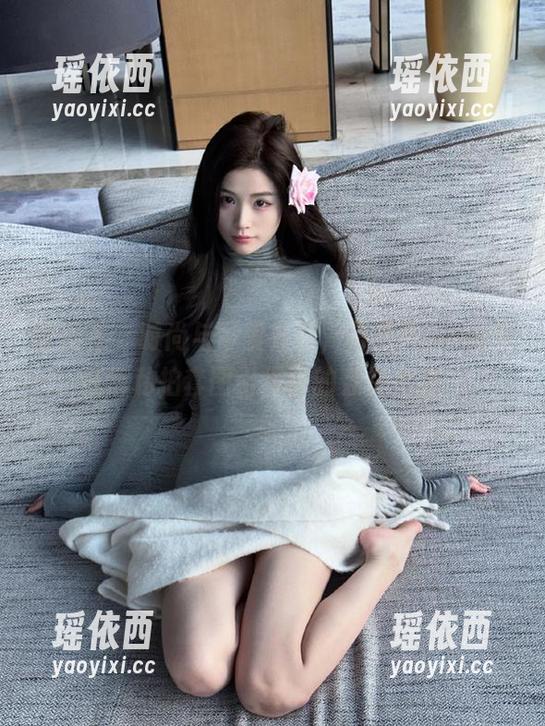 蜜桃社-萌美Moemi 蜜桃社 - 时尚与可爱并存,萌美Moemi牛仔裤私拍套图引爆你的穿搭灵感!