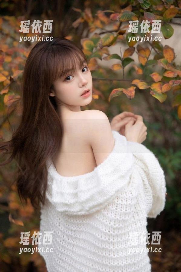 蜜桃社 - 豆瓣酱双马尾写真：最新图册让你感受青春的缤纷色彩