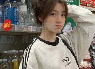 蜜桃社 – 高清写真更新：铃木女友的独特魅力，捕捉她心灵深处的光辉