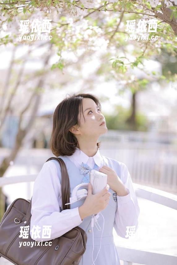 袜啵啵-小淳 袜啵啵 - 细腻的小淳无圣光黑白渐变丝袜套图,展现女性优雅与自信