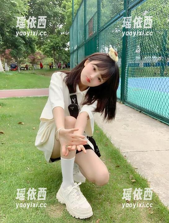 袜啵啵 - 熊熊来袭！探索她的独特板鞋风格，福利图集火热上线！